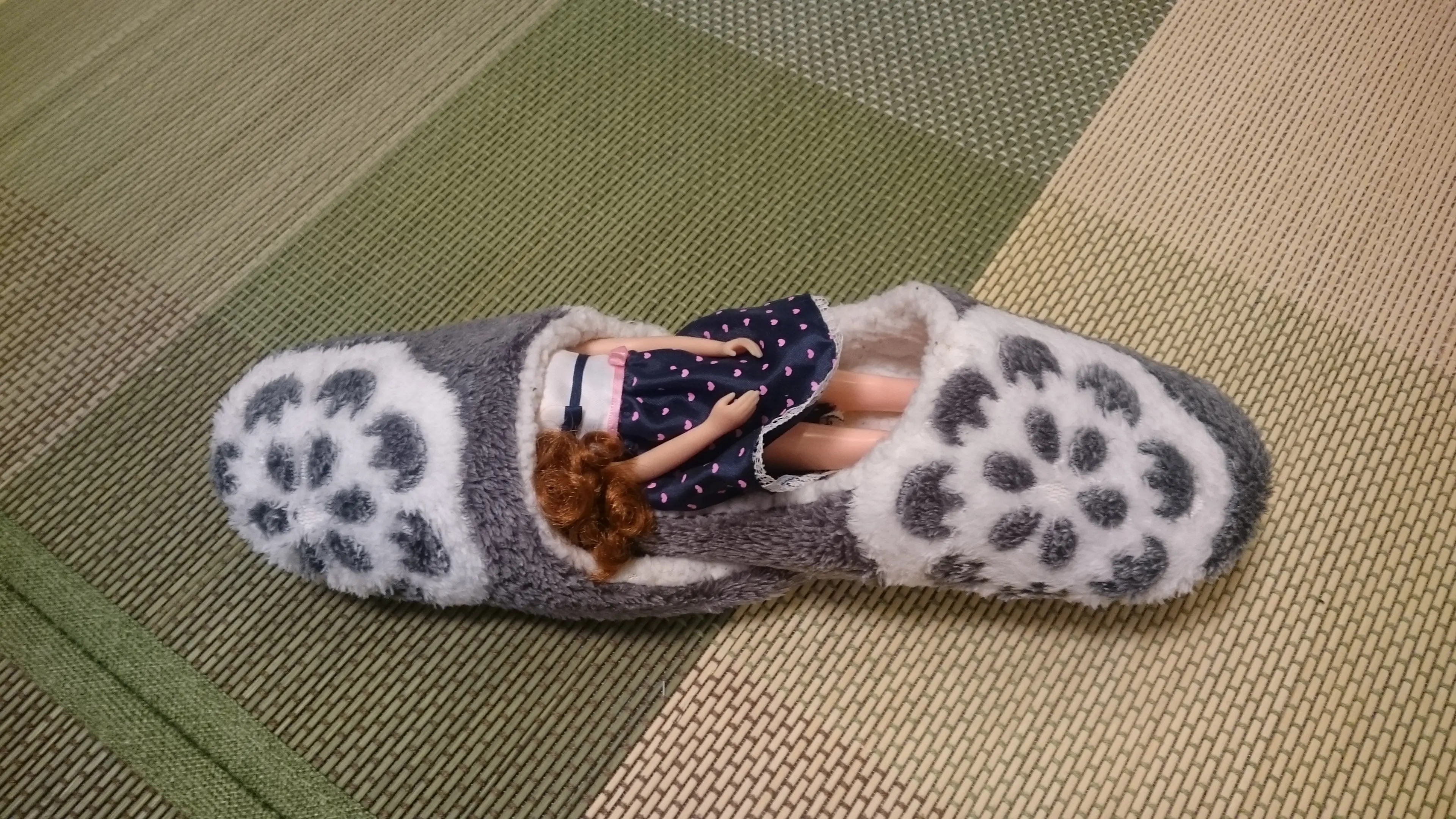 斬新リカちゃんハウス!ママのスリッパカプセルホテルに強制宿泊